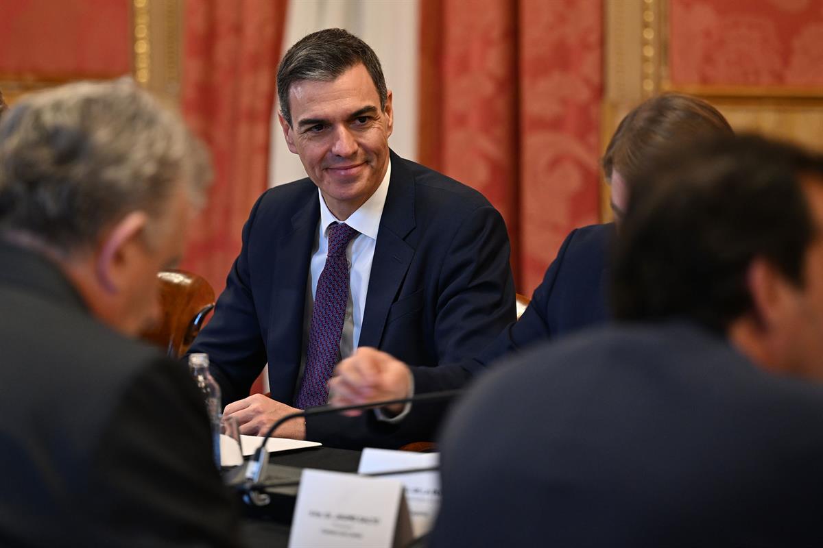 20/02/2025. Pedro Sánchez se reúne con los presidentes de las Cámaras de Comercio de Cataluña. El presidente del Gobierno, Pedro Sánchez, du...